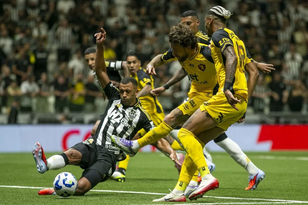 Lucas Lima jogador do Sport durante partida contra o Atletico-MG no estadio Arena MRV pelo campeonato Brasileiro A 2025. Foto: Fernando Moreno/AGIF