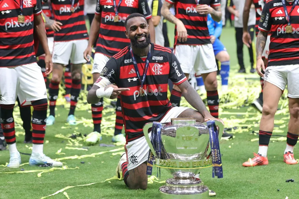 Gerson do Flamengo comemora o T[itulo de Campeao com a taca da copa do Brasil ao final da partida contra o Atletico no estadio Arena MRV pelo campeonato Copa Do Brasil 2024. Foto: Gilson Lobo/AGIF