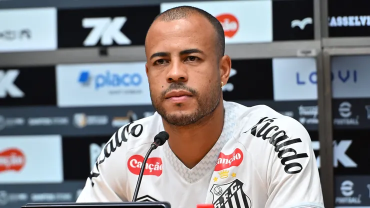 SP - SANTOS - 31/07/2025 - SANTOS, APRESENTACAO MAYKE - Mayke durante sua apresentacao oficial como jogador do Santos em coletiva de imprensa realizada no Vila Belmiro. Foto: Jota Erre/AGIF