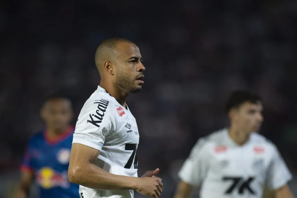 SP – BRAGANCA PAULISTA – 28/09/2025 – BRASILEIRO A 2025, BRAGANTINO X SANTOS – Mayke jogador do Santos durante partida contra o Bragantino no estadio Cicero De Souza Marques pelo campeonato Brasileiro A 2025. Foto: Anderson Romao/AGIF