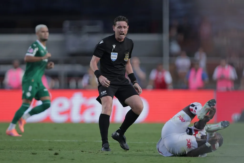 SP – SAO PAULO – 05/10/2025 – BRASILEIRO A 2025, SAO PAULO X PALMEIRAS – O arbitro Ramon Abatti Abel durante partida entre Sao Paulo e Palmeiras no estadio Morumbi pelo campeonato Brasileiro A 2025. Foto: Ettore Chiereguini/AGIF