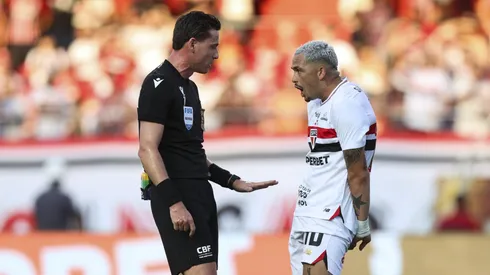 Ramon Abatti Abel (E) e Luciano (D) discutem durante São Paulo x Palmeiras. Foto: Alexandre Schneider/Getty Images