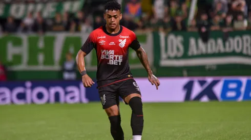 Léo Derik pode voltar a ser titular em Remo x Athletico-PR. Foto: AGIF