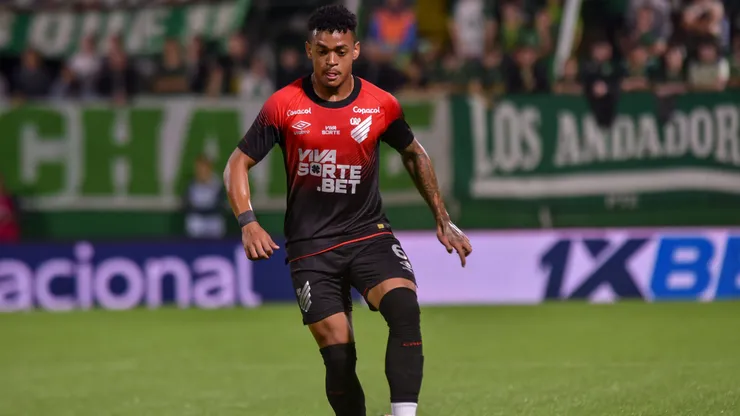 Léo Derik pode voltar a ser titular em Remo x Athletico-PR. Foto: AGIF