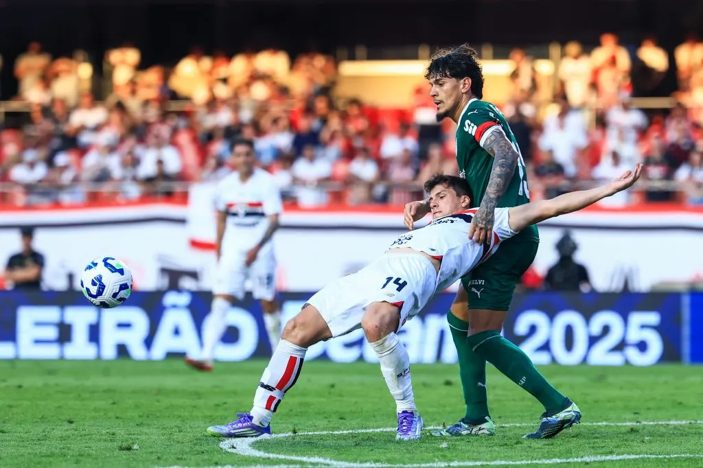 VAR entendeu que não houve falta de Gómez em Tapia – Foto: Marcello Zambrana/AGIF.