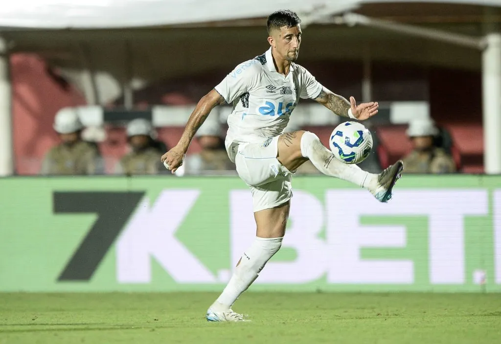 BA – SALVADOR – 27/04/2025 – BRASILEIRO A 2025, VITORIA X GREMIO – Kike Oliveira jogador do Gremio durante partida contra o Vitoria no estadio Barradao pelo campeonato Brasileiro A 2025. Foto: Jhony Pinho/AGIF