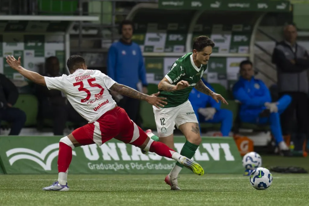 Khellven jogador do Palmeiras disputa lance com Aguirre jogador do Internacional durante partida no estadio Arena Allianz Parque pelo campeonato Brasileiro A 2025. Foto: Anderson Romao/AGIF
