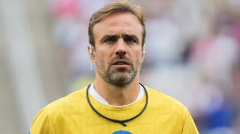 Roger Flores durante partida solidária na Neo Química Arena em 2024.