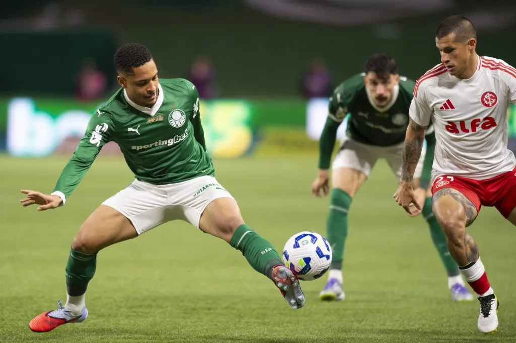 SP – SAO PAULO – 13/09/2025 – BRASILEIRO A 2025, PALMEIRAS X INTERNACIONAL – Vitor Roque jogador do Palmeiras disputa lance com Alan Benitez jogador do Internacional durante partida no estadio Arena Allianz Parque pelo campeonato Brasileiro A 2025. Foto: Anderson Romao/AGIF
