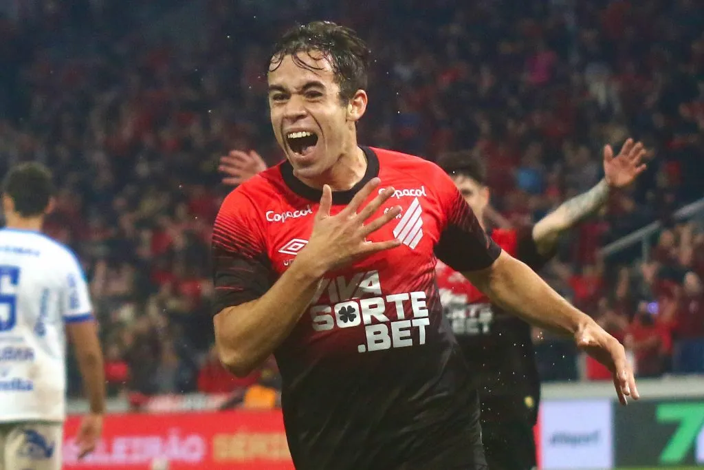 PR – CURITIBA – 03/08/2025 – BRASILEIRO B 2025, ATHLETICO-PR X PAYSANDU – Dudu Kogitzki jogador do Athletico-PR comemora seu gol durante partida contra o Paysandu no estadio Arena da Baixada pelo campeonato Brasileiro B 2025. Foto: Gabriel Machado/AGIF