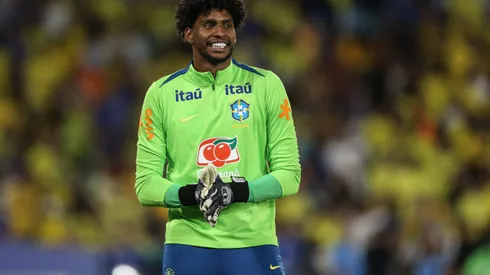Hugo Souza durante confronto contra o Chile nas Eliminatórias da Copa do Mundo.