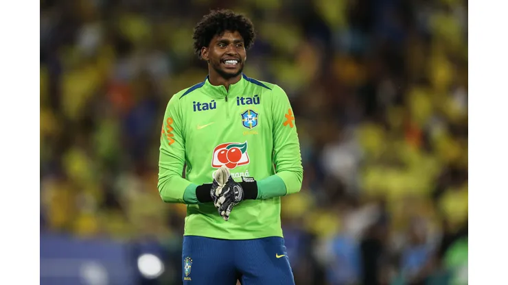Hugo Souza durante confronto contra o Chile nas Eliminatórias da Copa do Mundo.