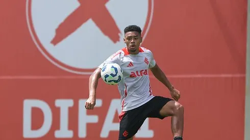 Victor Gabriel nos treinamentos do Internacional – Foto: Ricardo Duarte/Internacional