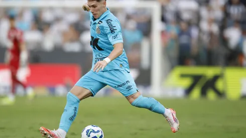 SANTOS, BRAZIL – JUNE 01: Benjamin Rollheiser of Santos controls the ball during a match between Santos and Botafogo as part of Brasileirao 2025 at Urbano Caldeira Stadium (Vila Belmiro) on June 01, 2025 in Santos, Brazil. (Photo by Miguel Schincariol/Getty Images)