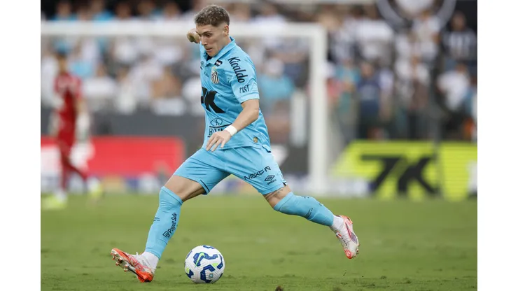 SANTOS, BRAZIL - JUNE 01: Benjamin Rollheiser of Santos controls the ball during a match between Santos and Botafogo as part of Brasileirao 2025 at Urbano Caldeira Stadium (Vila Belmiro) on June 01, 2025 in Santos, Brazil. (Photo by Miguel Schincariol/Getty Images)