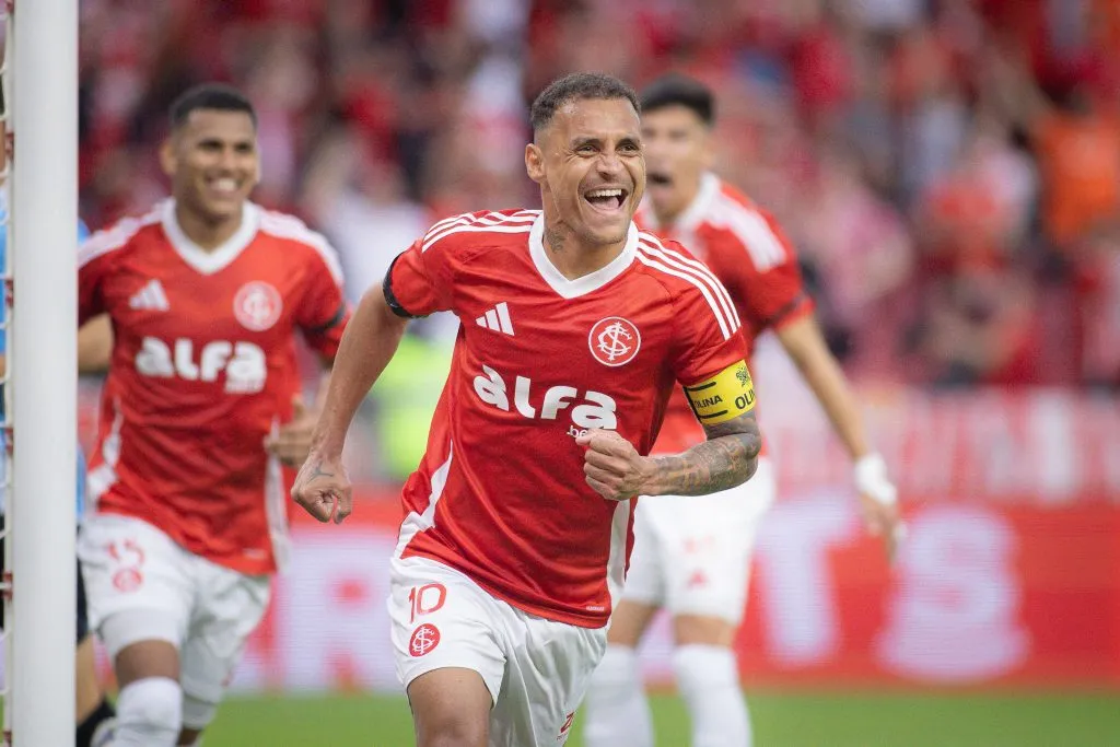 Alan Patrick jogador do Internacional comemora seu gol durante partida contra o Gremio no estadio Beira-Rio pelo campeonato Brasileiro A 2025. Foto: Maxi Franzoi/AGIF