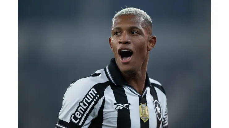 Danilo durante confronto contra o Bragantino no Brasileirão 2025.