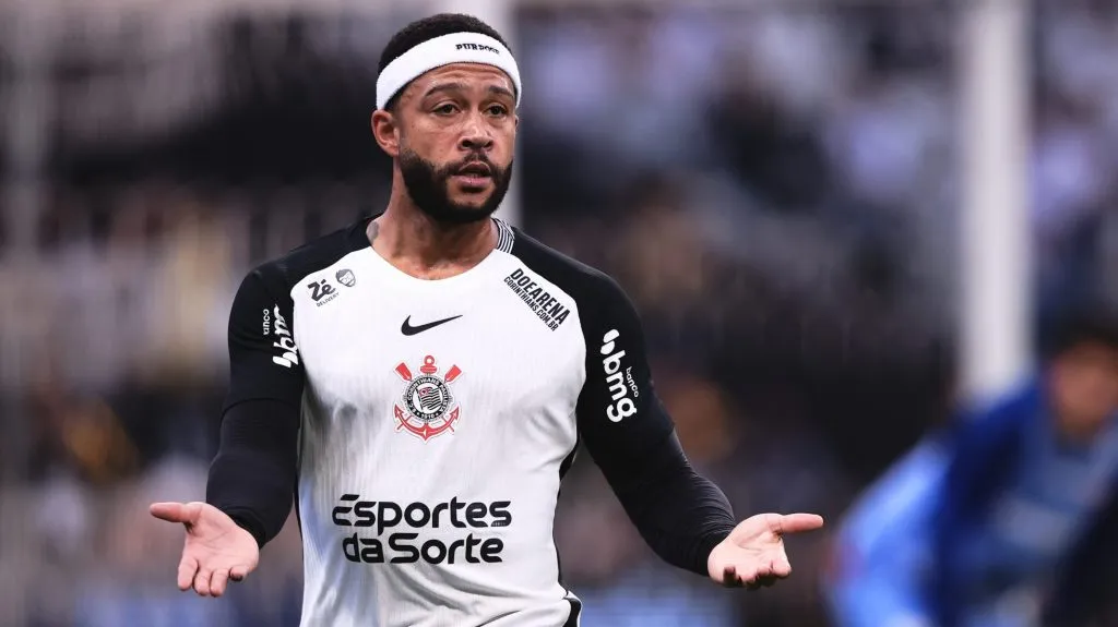 Memphis Depay em campo pelo Corinthians. Foto: Ettore Chiereguini/AGIF