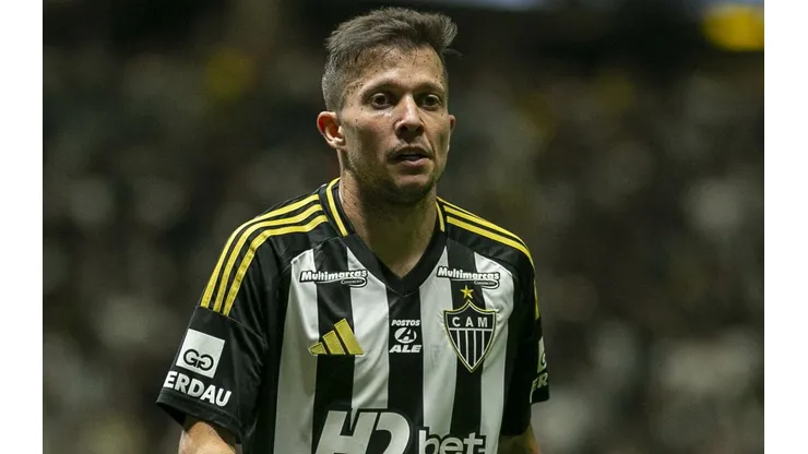 Bernard durante confronto contra o Sport no Campeonato Brasileiro de 2025.