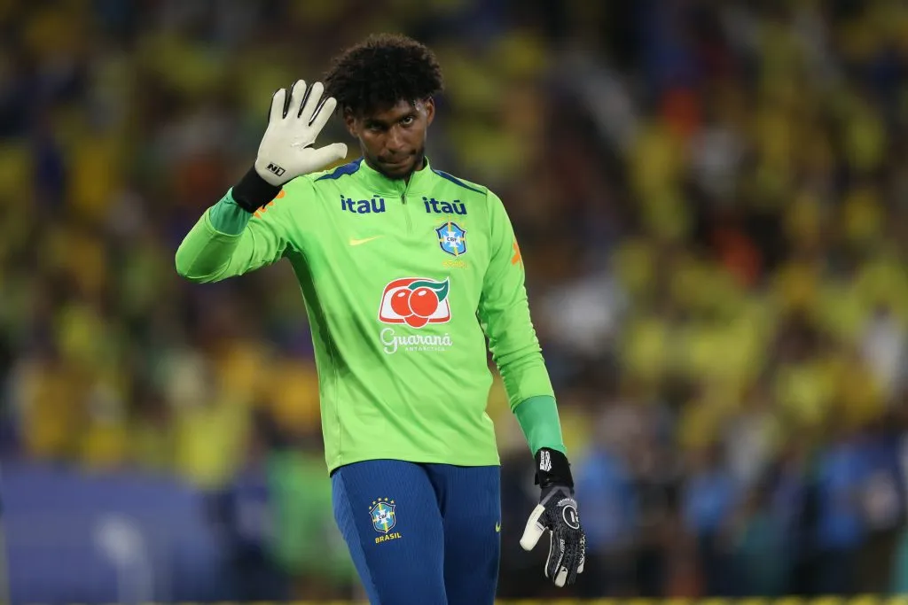 Hugo Souza durante a partida contra o Chile nas Eliminatórias da Copa do Mundo de 2026. Foto: Marlon Costa/AGIF