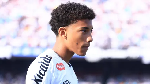 Robinho Júnior durnte confronto entra Santos e Vasco no Brasileirão 2025.