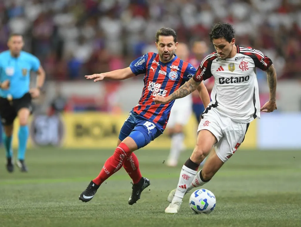BA – SALVADOR – 05/10/2025 – BRASILEIRO A 2025, BAHIA X FLAMENGO – Everton Ribeiro jogador do Bahia disputa lance com Pedro jogador do Flamengo durante partida no estadio Fonte Nova pelo campeonato Brasileiro A 2025. Foto: Jhony Pinho/AGIF
