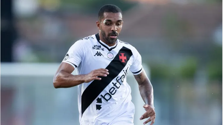Paulo Henrique durante confronto contra o Vitória no Brasileirão 2025.