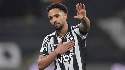 Vitinho durante confronto contra o Mirassol no Brasileirão 2025.
