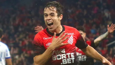 PR – CURITIBA – 03/08/2025 – BRASILEIRO B 2025, ATHLETICO-PR X PAYSANDU – Dudu Kogitzki jogador do Athletico-PR comemora seu gol durante partida contra o Paysandu no estadio Arena da Baixada pelo campeonato Brasileiro B 2025. Foto: Gabriel Machado/AGIF