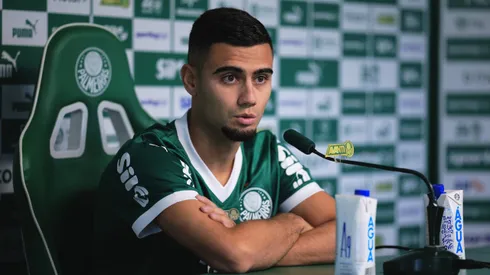 Andreas Pereira fala aos jornalista durante sua apresentacao oficial como jogador do Palmeiras em coletiva de imprensa realizada no CT Academia de Futebol.