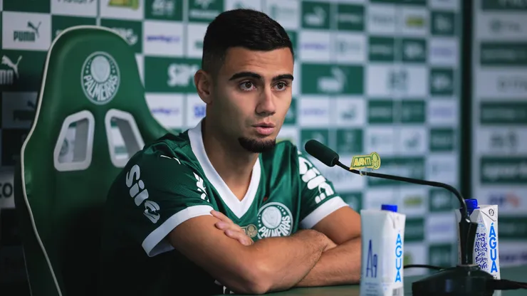 Andreas Pereira fala aos jornalista durante sua apresentacao oficial como jogador do Palmeiras em coletiva de imprensa realizada no CT Academia de Futebol.