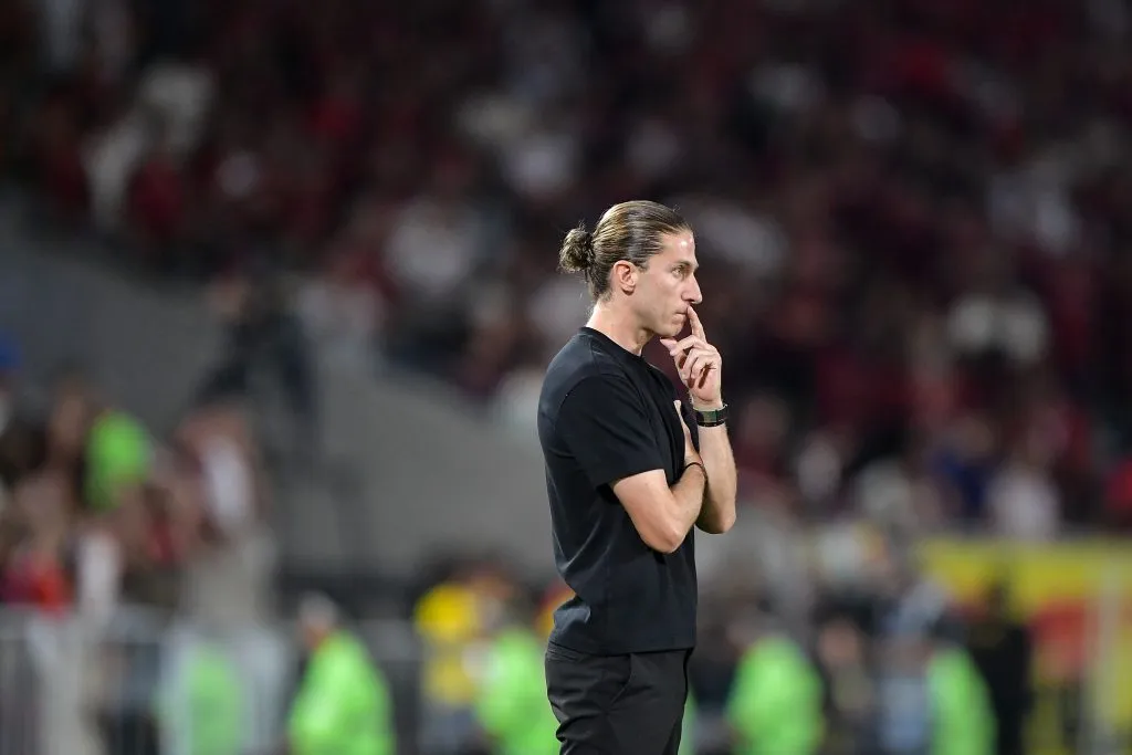 Filipe Luis tecnico do Flamengo durante partida contra o Cruzeiro no estadio Maracana pelo campeonato Brasileiro A 2025. Foto: Thiago Ribeiro/AGIF