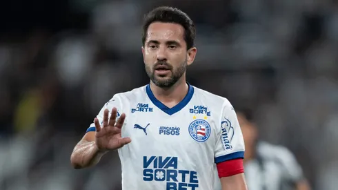 Everton Ribeiro durante confronto contra o Botafogo no Brasileirão 2025.