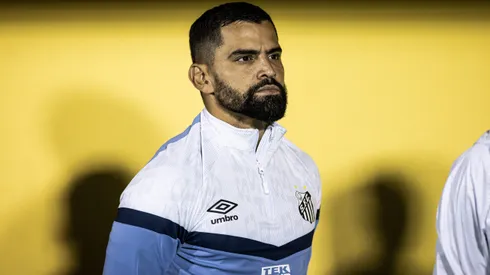 Rincon jogador do Santos durante execucao do hino nacional antes da partida contra o Agua Santa no estadio Primeiro de Maio pelo campeonato Paulista 2024.