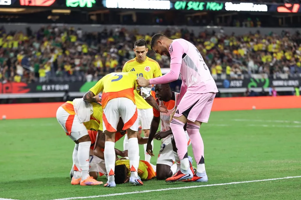 ARLINGTON, TEXAS – OCTOBER 11: Colombian players celebrate the fourth goal scored by Johan Carbonero #18 during an international friendly match between Mexico and Colombia at AT&amp;T Stadium on October 11, 2025 in Arlington, Texas. (Photo by Omar Vega/Getty Images)