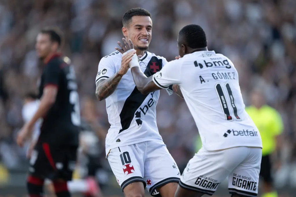 Phillippe Coutinho jogador do Vasco comemora gol com Andres Gomez jogador da sua equipe durante partida contra o Vitoria no estadio Sao Januario pelo campeonato Brasileiro A 2025. Foto: Jorge Rodrigues/AGIF