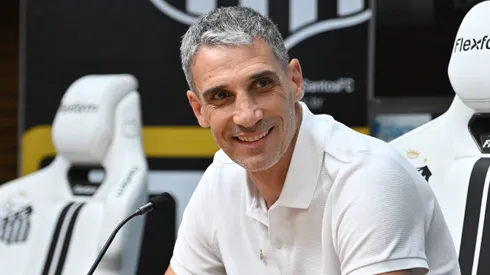 Vojvoda durante sua apresentação no Santos.