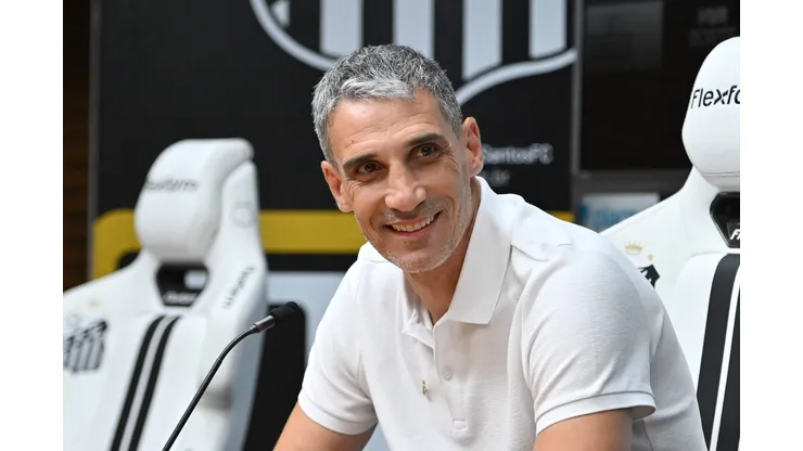 Vojvoda durante sua apresentação no Santos.