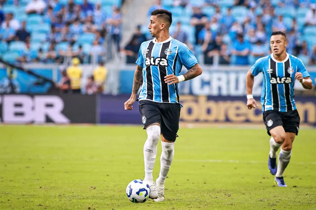 RS – PORTO ALEGRE – 04/05/2025 – BRASILEIRO A 2025, GREMIO X SANTOS – Cristian Olivera jogador do Gremio durante partida contra o Santos no estadio Arena do Gremio pelo campeonato Brasileiro A 2025. Foto: Maxi Franzoi/AGIF