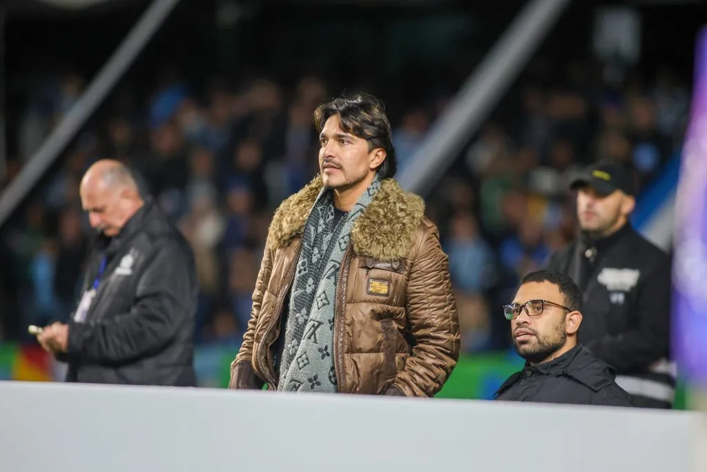 PR – CURITIBA – 29/05/2024 – COPA LIBERTADORES 2024, GREMIO X THE STRONGEST – Marcelo Moreno jogador do Gremio disputa lance com  jogador do The Strongest durante partida no estadio Couto Pereira pelo campeonato Copa Libertadores 2024. Foto: Luis Felipe Amorin/AGIF