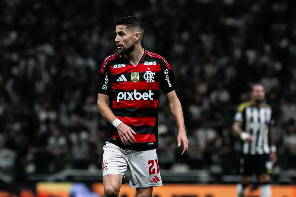Jorginho jogador do Flamengo durante partida em 2025. Foto: Fernando Moreno/AGIF