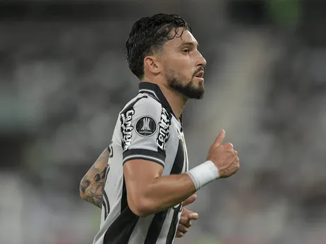 Alex Telles ainda preocupa no Botafogo e deve ser desfalque para Ancelotti