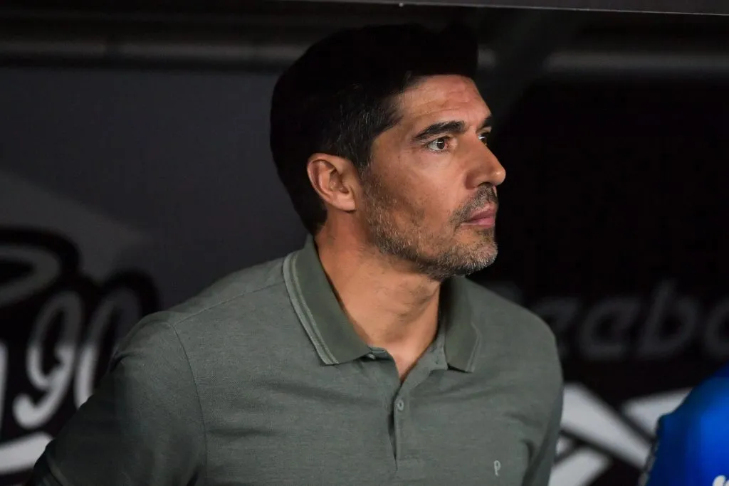 RJ – RIO DE JANEIRO – 17/08/2025 – BRASILEIRO A 2025, BOTAFOGO X PALMEIRAS – Abel Ferreira tecnico do Palmeiras durante partida contra o Botafogo no estadio Engenhao pelo campeonato Brasileiro A 2025. Foto: Thiago Ribeiro/AGIF