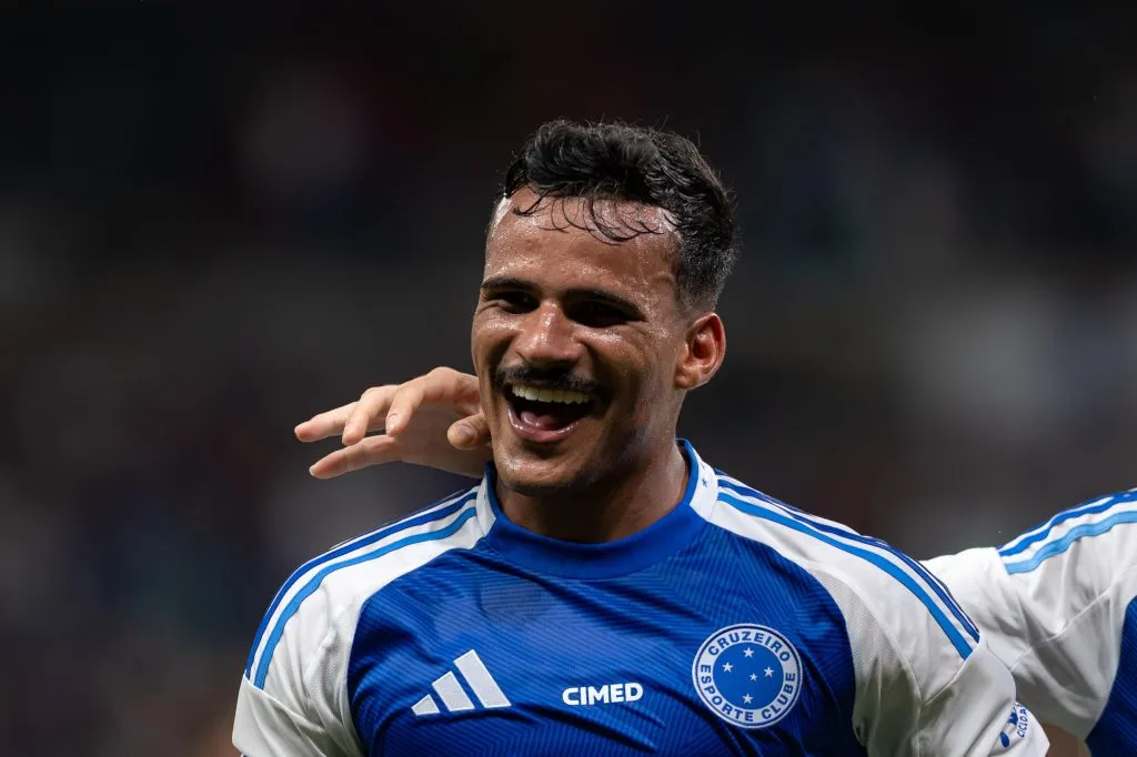 MG – BELO HORIZONTE – 21/09/2025 – BRASILEIRO A 2025, CRUZEIRO X BRAGANTINO – Kaiki Bruno jogador do Cruzeiro comemora seu gol durante partida contra o Bragantino no estadio Mineirao pelo campeonato Brasileiro A 2025. Foto: Alessandra Torres/AGIF