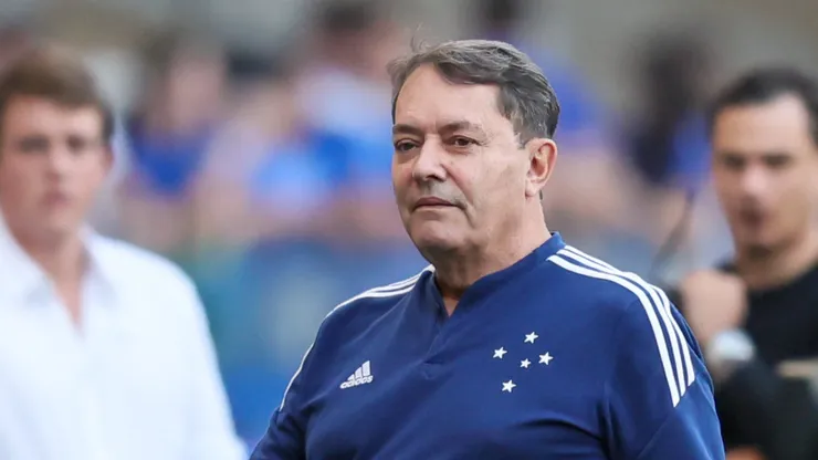 MG - BELO HORIZONTE - 10/08/2025 - BRASILEIRO A 2025, CRUZEIRO X SANTOS - Pedro Lourenco (Pedrinho) dono do Cruzeiro durante partida contra o Santos no estadio Mineirao pelo campeonato Brasileiro A 2025. Foto: Gilson Lobo/AGIF