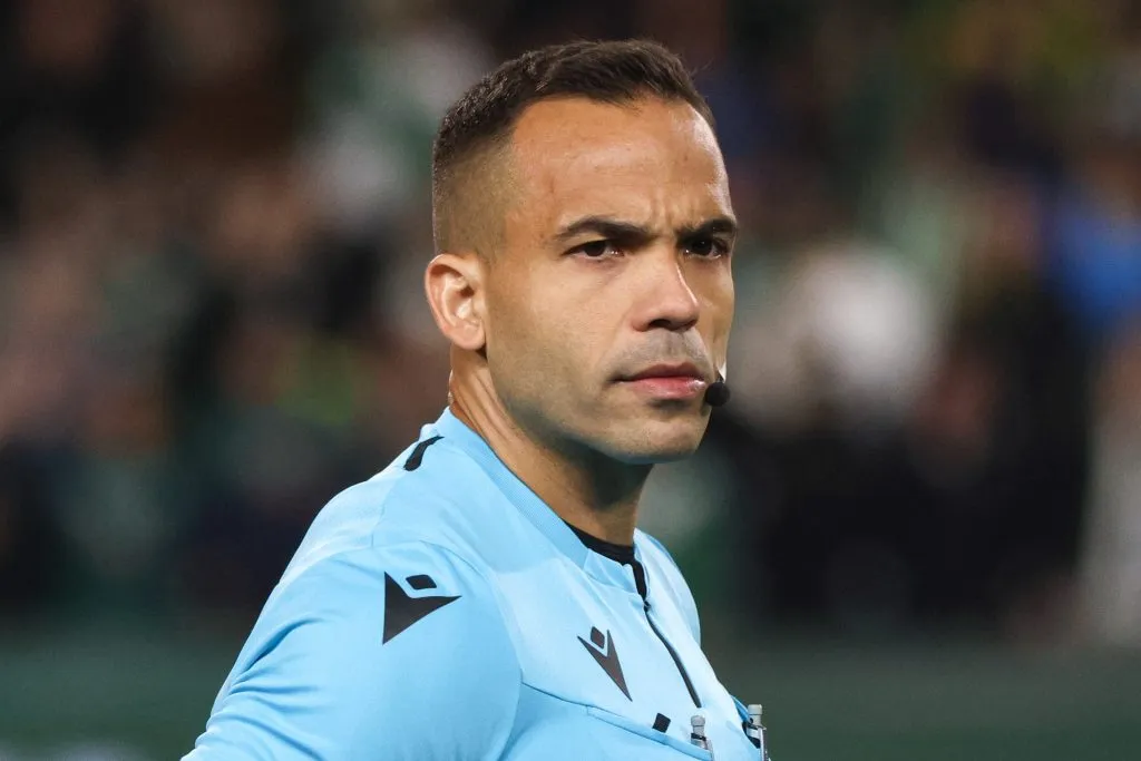 O arbitro Alex Gomes Stefano durante partida entre Coritiba e Goias no estadio Couto Pereira pelo campeonato Brasileiro B 2025. Foto: Robson Mafra/AGIF