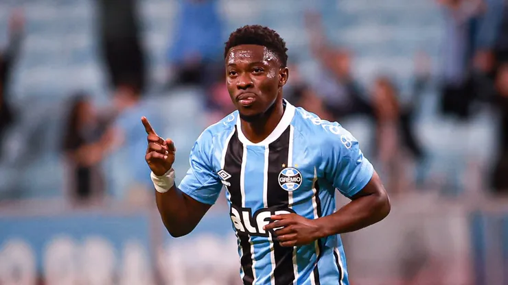 Amuzu terá nova função no Grêmio. Foto: Maxi Franzoi/AGIF.