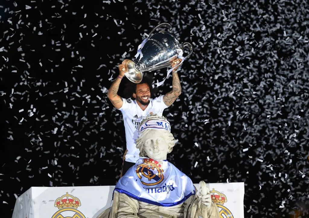 Marcelo ergue a taça da Champions League. (Photo by Denis Doyle/Getty Images)