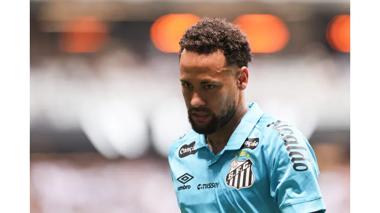 Neymar durante confronto contra o Atlético-MG no Campeonato Brasileiro de 2025.