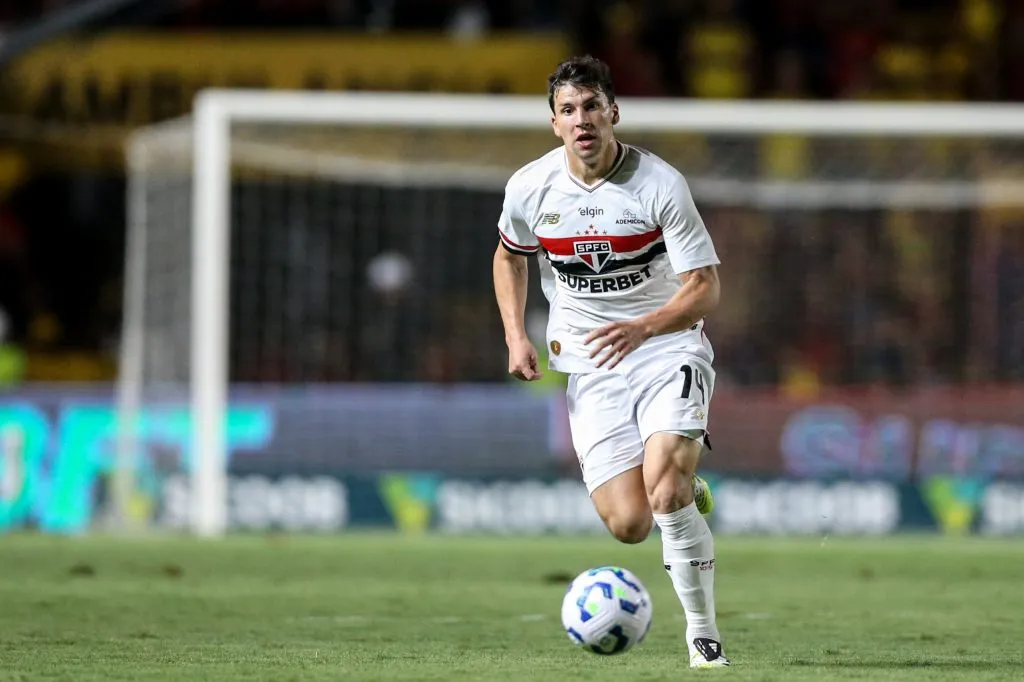 Tapia jogador do São Paulo contra o Sport – Foto: Marlon Costa/AGIF